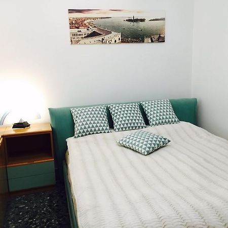 "Comfort & Pleasure" Apartman Velence Kültér fotó